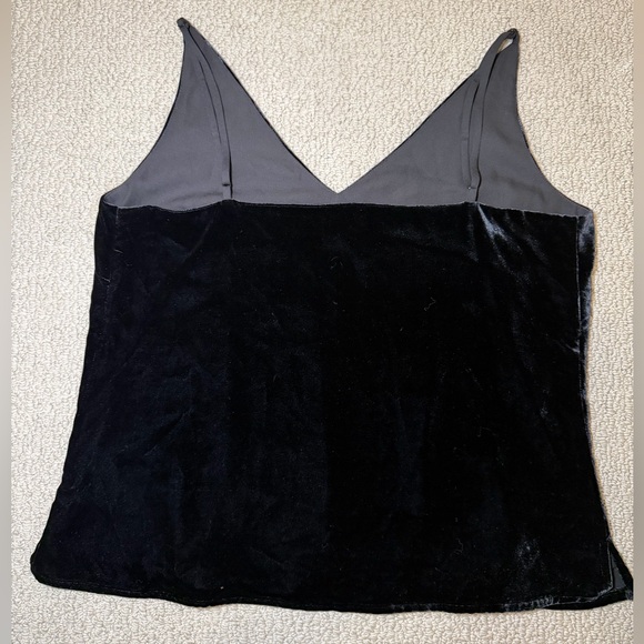 L'Agence Elegant Black Velvet Women's Top - Picture 2 of 3